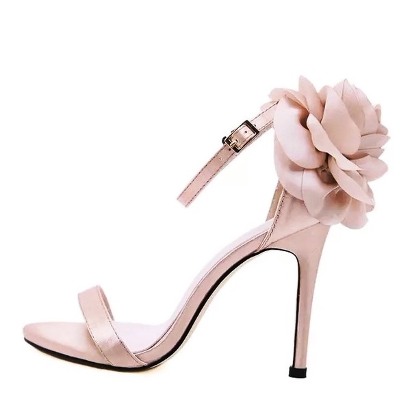 🌸 Beautiful Sz. 7.5 Rose Champagne Heels 🌷 - Picture 3 of 3